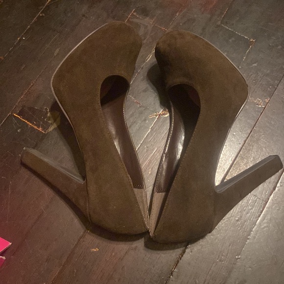 MyDeliciousShoes.com. Simmer-H Cocoa Lami suede heels - Picture 3 of 10